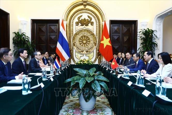 Bộ trưởng Ngoại giao Bùi Thanh Sơn hội đàm với Phó Thủ tướng, Bộ trưởng Ngoại giao Vương quốc Thái Lan Parnpree Bahiddha-Nukara trong chuyến thăm chính thức Việt Nam (26/10/2023). Ảnh: Lâm Khánh - TTXVN