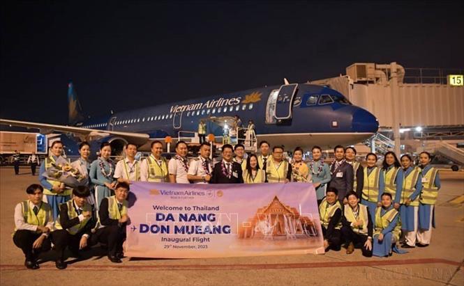 Lễ khai trương đường bay thẳng mới từ sân bay quốc tế Don Mueang ở thủ đô Bangkok (Thái Lan) tới sân bay quốc tế Đà Nẵng (Hà Nội) của Hãng hàng không quốc gia Việt Nam (Vietnam Airlines), ngày 29/11/2023. Ảnh: Đỗ Sinh - TTXVN
