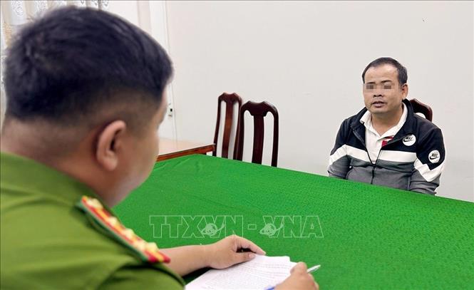 Đối tượng Mã Quốc Tuấn khai nhận tại Cơ quan Công an. Ảnh: TTXVN phát