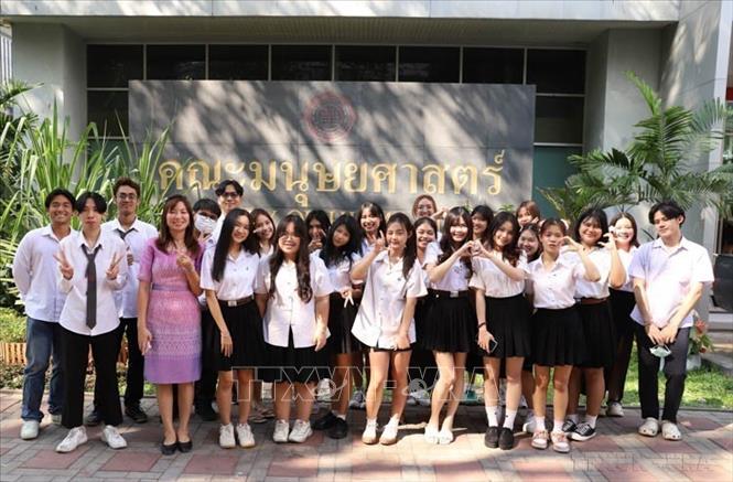 Cùng với mối quan hệ hữu nghị phát triển tốt đẹp giữa Việt Nam và Thái Lan, tiếng Việt cũng đang ngày càng trở thành môn ngoại ngữ phổ biến được học sinh, sinh viên Thái Lan yêu thích. Trong ảnh: Sinh viên lớp tiếng Việt của PGS Nguyễn Thị Chiêm tại Khoa Nhân văn, trường Đại học Srinakharinwirot (Thái Lan). Ảnh: Huy Tiến - TTXVN

