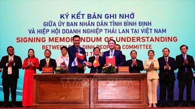 Ký kết Bản ghi nhớ hợp tác giữa UBND tỉnh Bình Định và Hiệp hội Doanh nghiệp Thái Lan tại Việt Nam (Quy Nhơn, 22/11/2024). Ảnh: TTXVN phát
