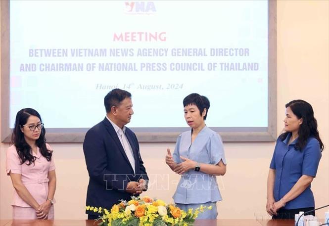Tổng Giám đốc TTXVN Vũ Việt Trang tiếp Chủ tịch Hội đồng Báo chí quốc gia Thái Lan Chavarong Limpattamapanee trong chuyến thăm và làm việc tại Việt Nam (14/8/2024). Ảnh: An Đăng - TTXVN