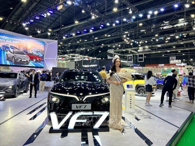 Nhà sản xuất xe điện Việt Nam VinFast giới thiệu mẫu xe ô tô điện tới thị trường “đất nước Chùa Vàng” trong khuôn khổ Triển lãm Ô tô Quốc tế Bangkok (BIMS) 2024 (Thái Lan, 26/3/2024). Ảnh: Đỗ Sinh - TTXVN