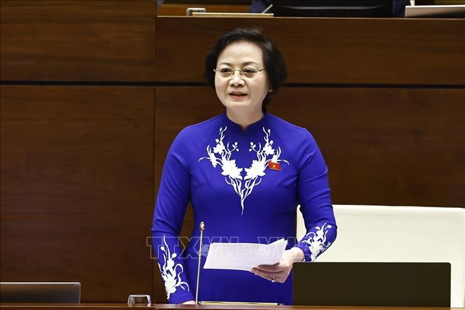 Bộ trưởng Bộ Nội vụ Phạm Thị Thanh Trà phát biểu giải trình, làm rõ một số vấn đề đại biểu Quốc hội nêu liên quan đến dự án Luật Tổ chức chính quyền địa phương (sửa đổi). Ảnh: TTXVN