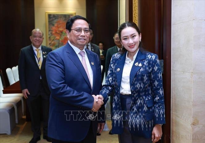 Trong chuyến tham dự Hội nghị Cấp cao ASEAN lần thứ 44, 45 và các hội nghị cấp cao liên quan tại Vientiane (Lào), tối 9/10/2024, Thủ tướng Phạm Minh Chính gặp Thủ tướng Thái Lan Paetongtarn Shinawatra. Ảnh: Dương Giang-TTXVN