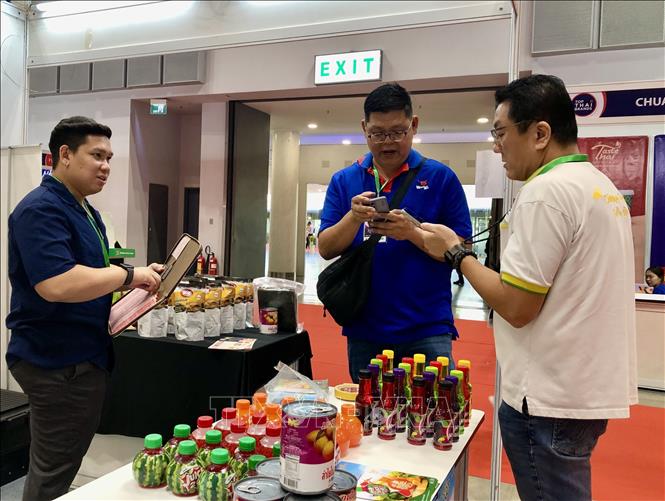 Doanh nghiệp trong và ngoài nước kết nối giao thương trực tiếp tại hội chợ. Ảnh: Mỹ Phương – TTXVN. 