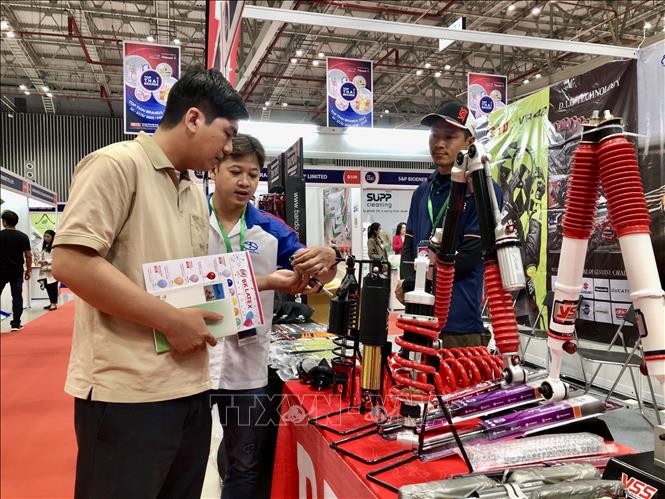 Nhà cung cấp giới thiệu sản phẩm linh kiện, thiết bị máy móc tại hội chợ. Ảnh: Mỹ Phương – TTXVN.