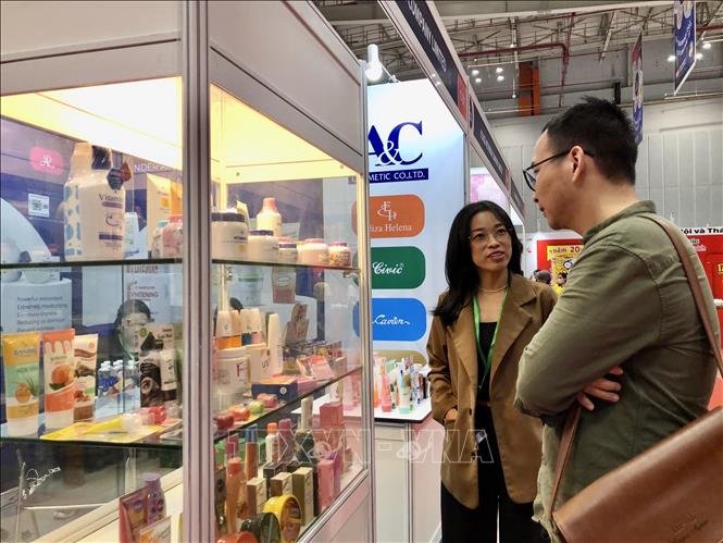 Gian hàng trưng bày đa dạng sản phẩm mẫu tại hội chợ. Ảnh: Mỹ Phương – TTXVN.