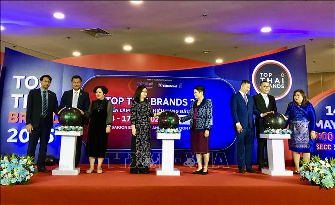 Các đại biểu thực hiện nghi thức khai mạc triển lãm. Ảnh: Mỹ Phương – TTXVN.