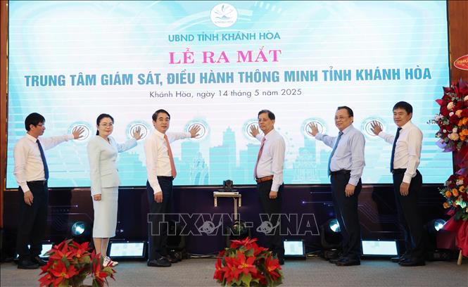 Lãnh đạo tỉnh Khánh Hòa thực hiện nghi thức ra mắt Trung tâm giám sát, điều hành thông minh của tỉnh. Ảnh: Tiên Minh – TTXVN