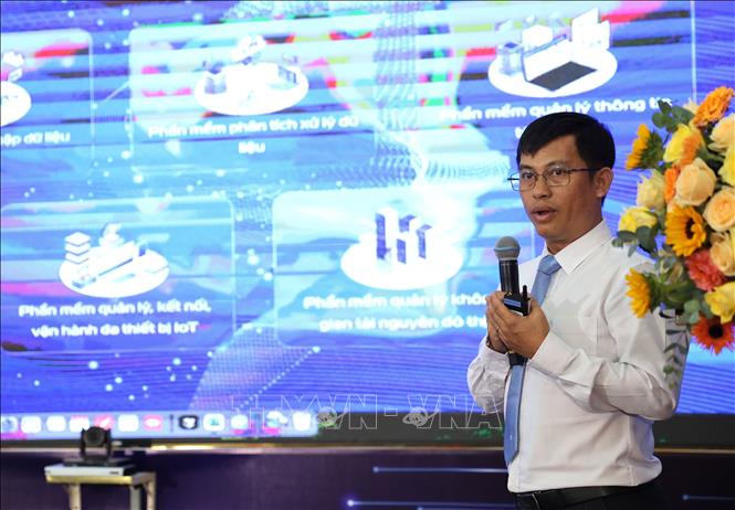 Đại diện Sở Khoa học và Công nghệ Khánh Hòa thuyết trình về tính năng,  dịch vụ của Trung tâm giám sát, điều hành thông minh. Ảnh: Tiên Minh – TTXVN
