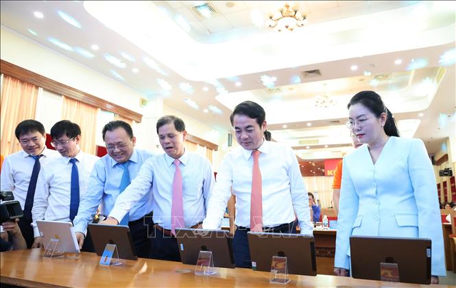 Lãnh đạo tỉnh Khánh Hòa trải nghiệm các tiện ích trên hệ thống Trung tâm giám sát, điều hành thông minh. Ảnh: Tiên Minh – TTXVN