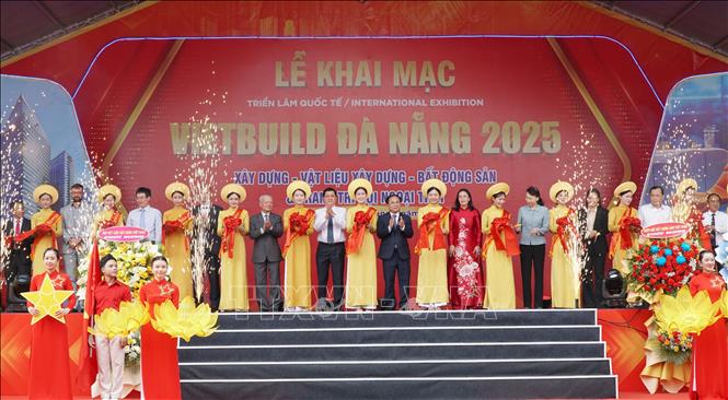 Nghi thức khai mạc Triển lãm quốc tế Vietbuild Đà Nẵng 2025. Ảnh: Quốc Dũng - TTXVN