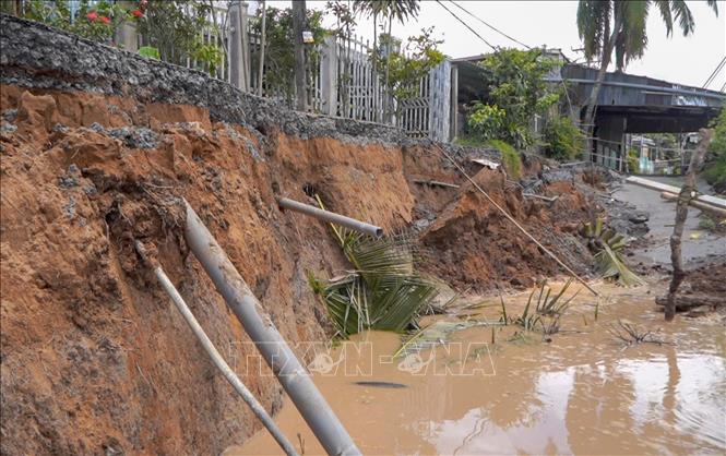 Vụ sạt lở có chiều dài 46m, trong đó có 30m bị sụp hoàn toàn. Ảnh: Thanh Liêm - TTXVN