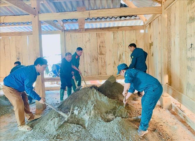 Gia đình anh Giàng A Lo, xã Bản Công, được huyện Trạm Tấu hỗ trợ 60 triệu đồng và các lực lượng hỗ trợ 120 ngày công làm nhà mới. Ảnh: Tiến Khánh - TTXVN.