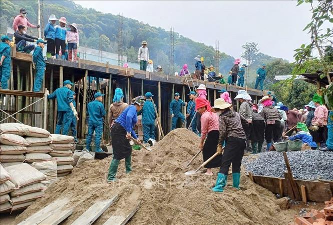 Xã Bản Công, huyện Trạm Tấu, huy động các lực lượng hỗ trợ ngày công giúp hộ nghèo làm nhà mới. Ảnh: Tiến Khánh - TTXVN.