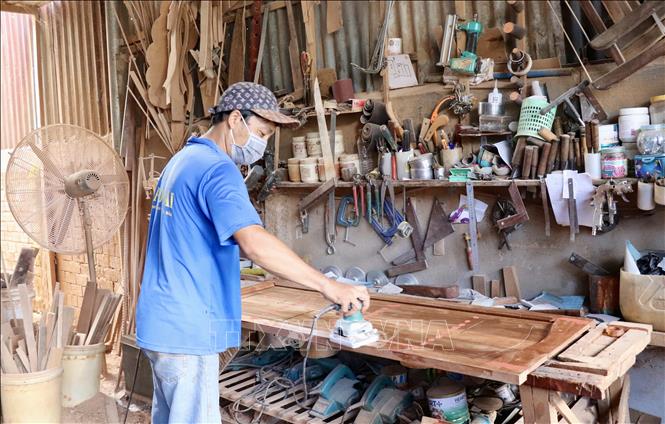 Ông Lý Văn Sang (44 tuổi, ngụ thị trấn Cái Dầu, huyện Châu Phú) vay vốn từ Ngân hàng CSXH để mở rộng xưởng mộc, vươn lên thoát nghèo hiệu quả. Ảnh: Thanh Sang-TTXVN
