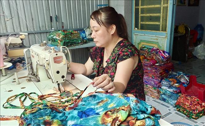 Chị Phạm Thị Thanh Tú (43 tuổi, xã Bình Long, huyện Châu Phú) mạnh dạn vay 100 triệu đồng của Ngân hàng CSXH mở xưởng may gia công, vươn lên thoát nghèo. Ảnh: Thanh Sang-TTXVN