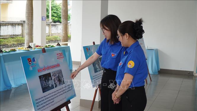 Tham quan trưng bày tại Hội thảo. Ảnh: Mai Trang - TTXVN                              