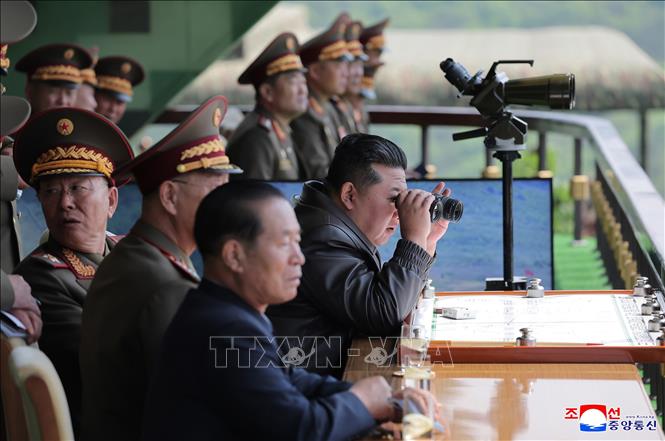 Nhà lãnh đạo Kim Jong Un (giữa) giám sát các cuộc tập trận tác chiến đặc biệt của Quân đội Nhân dân Triều Tiên (KPA) tại trại huấn luyện thuộc Quân đoàn Phòng vệ Thủ đô ngày 13/5/2025. Ảnh: Yonhap/TTXVN