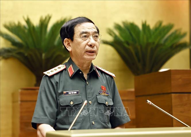 Bộ trưởng Bộ Quốc phòng Phan Văn Giang, thừa ủy quyền của Thủ tướng Chính phủ trình bày Tờ trình dự án Luật Tham gia lực lượng gìn giữ hòa bình của Liên hợp quốc. Ảnh: Doãn Tấn - TTXVN
