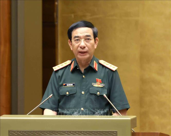 Đại tướng Phan Văn Giang, Bộ trưởng Bộ Quốc phòng trình bày Tờ trình dự án Luật Tham gia lực lượng gìn giữ hòa bình của Liên hợp quốc. Ảnh: Phương Hoa - TTXVN