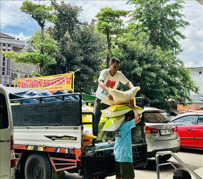 Vận chuyển bốc vác gạo tại chợ Santa ở Jakarta. Ảnh: Đỗ Quyên – PV TTXVN tại Indonesia