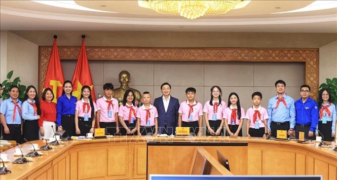 Phó Thủ tướng Trần Hồng Hà với đoàn thiếu nhi Cháu ngoan Bác Hồ tỉnh Hà Tĩnh. Ảnh: Tuấn Anh - TTXVN 