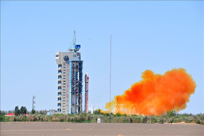 Tên lửa đẩy Trường Chinh-2D mang theo vệ tinh điện toán không gian rời bệ phóng tại Trung tâm phóng vệ tinh Tửu Tuyền ở Tây Bắc Trung Quốc ngày 14/5/2025. Ảnh: THX/TTXVN