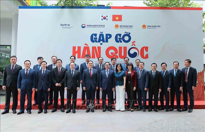 Phó Thủ tướng, Bộ trưởng Bộ Ngoại giao Bùi Thanh Sơn với các đại biểu. Ảnh: An Đăng - TTXVN
