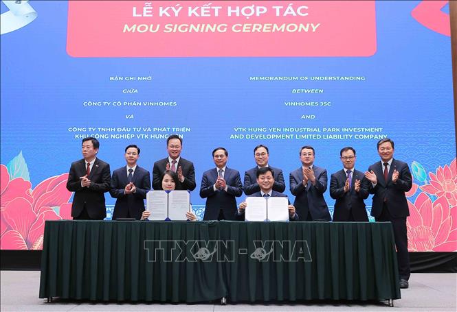 Phó Thủ tướng, Bộ trưởng Bộ Ngoại giao Bùi Thanh Sơn chứng kiến lễ ký kết hợp tác giữa Công ty Cổ phần Vinhomes và Công ty TNHH đầu tư và phát triển khu công nghiệp VTK Hưng Yên. Ảnh: An Đăng - TTXVN