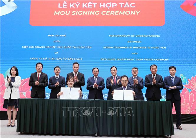 Phó Thủ tướng, Bộ trưởng Bộ Ngoại giao Bùi Thanh Sơn với các đại biểu chứng kiến lễ ký kết hợp tác giữa Hiệp hội doanh nghiệp Hàn Quốc tại Hưng Yên và Công ty cổ phần đầu tư Bảo Hưng. Ảnh: An Đăng - TTXVN
