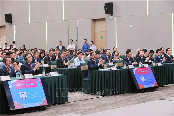 Phó Thủ tướng, Bộ trưởng Bộ Ngoại giao Bùi Thanh Sơn với các đại biểu đến dự. Ảnh: An Đăng - TTXVN