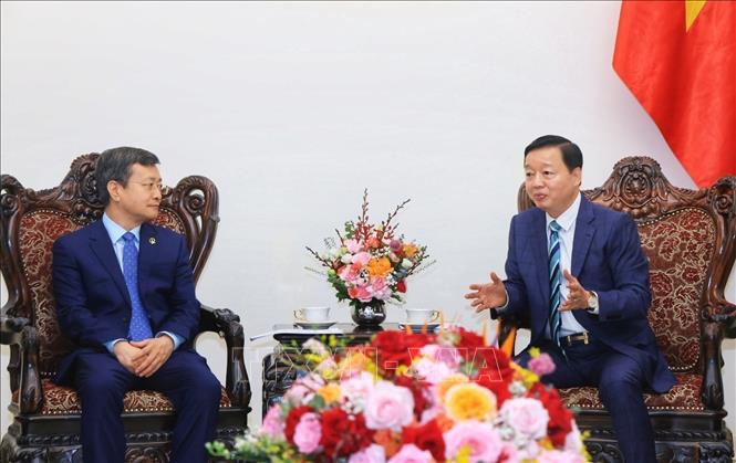 Deputy Prime Minister Tran Hong Ha and Chen Sichang, General Manager of the China Civil Engineering Construction Corporation (CCECC). VNA Photo: Tuấn Anh