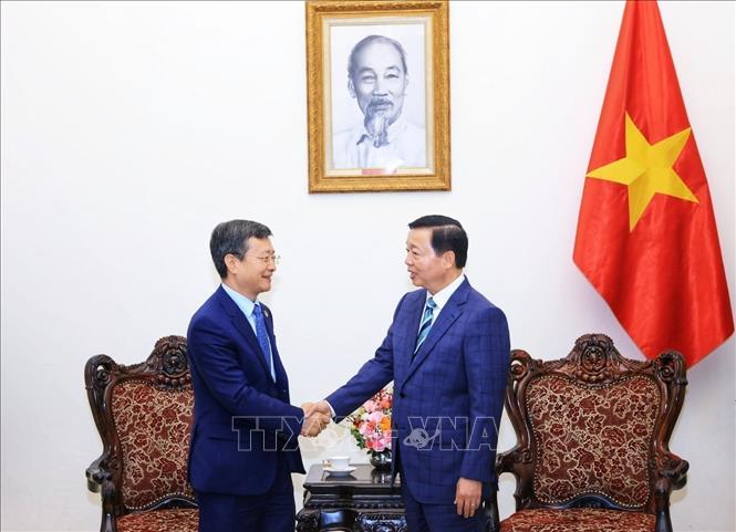 Deputy Prime Minister Tran Hong Ha and Chen Sichang, General Manager of the China Civil Engineering Construction Corporation (CCECC). VNA Photo: Tuấn Anh