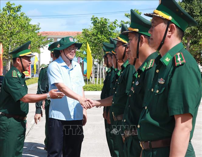 Bí thư Tỉnh ủy Cà Mau Nguyễn Hồ Hải cùng đoàn công tác động viên cán bộ, chiến sĩ Đồn Biên phòng Rạch Gốc. Ảnh: Huỳnh Anh - TTXVN