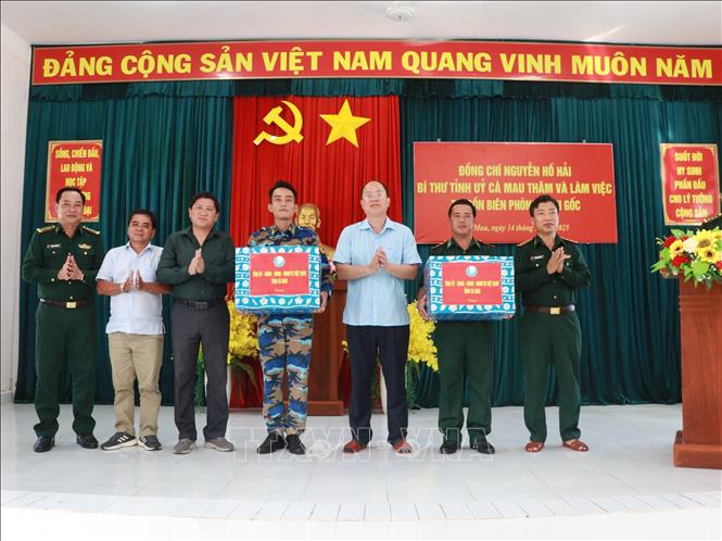 Bí thư Tỉnh ủy Nguyễn Hồ Hải cùng các thành viên trong đoàn công tác tặng quà các đơn vị đứng chân trên địa bàn thị trấn Rạch Gốc, huyện Ngọc Hiển. Ảnh: Huỳnh Anh - TTXVN
