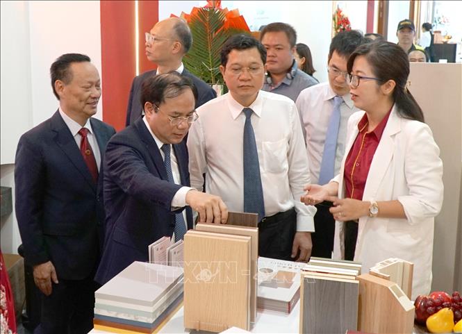 Visitors at the exhibition. VNA Photo: Quốc Dũng