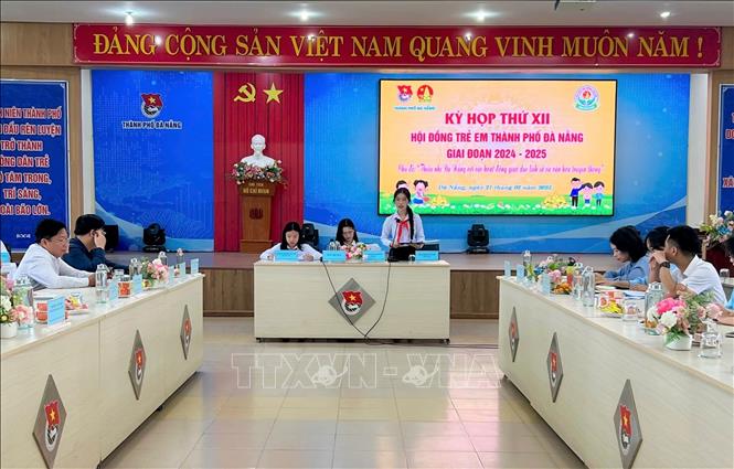 Học sinh Hà Phan Bách Hợp điều hành Kỳ họp thứ XII Hội đồng trẻ em thành phố Đà Nẵng giai đoạn 2024-2025. Ảnh: TTXVN phát