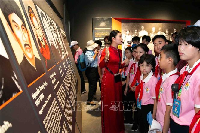 Đại biểu Đại hội Cháu ngoan Bác Hồ toàn quốc tham quan Bảo tàng lịch sử Quân sự Việt Nam Ảnh: Nguyễn Nhật - TTXVN