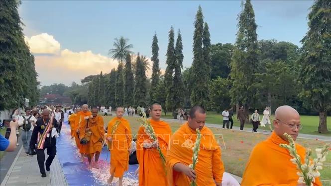 Các nhà sư Indonesia và Thái Lan hướng về đền Borobudur để làm lễ. Ảnh: Văn Phong - PV TTXVN tại Indonesia