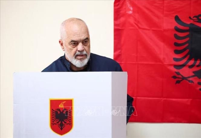 Thủ tướng Edi Rama, lãnh đạo đảng Xã hội, bỏ phiếu bầu Quốc hội tại Tirana, ngày 11/5/2025. Ảnh: REUTERS/TTXVN