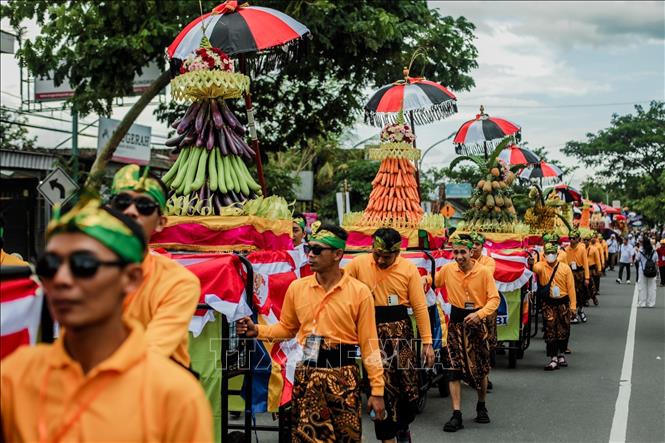 Đoàn người chở lễ vật phục vụ buổi cầu nguyện tại đền Borobudur. Ảnh: Văn Phong - PV TTXVN tại Indonesia