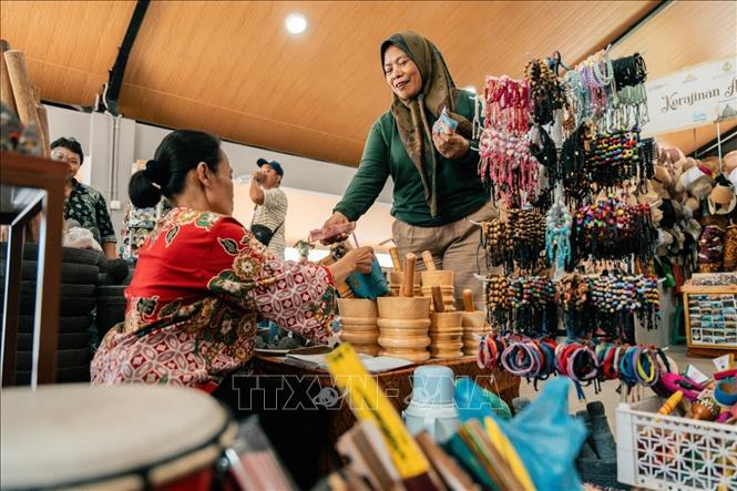 Người dân mua quà lưu niệm khi tham quan đền Borobudur. Ảnh: Văn Phong - PV TTXVN tại Indonesia