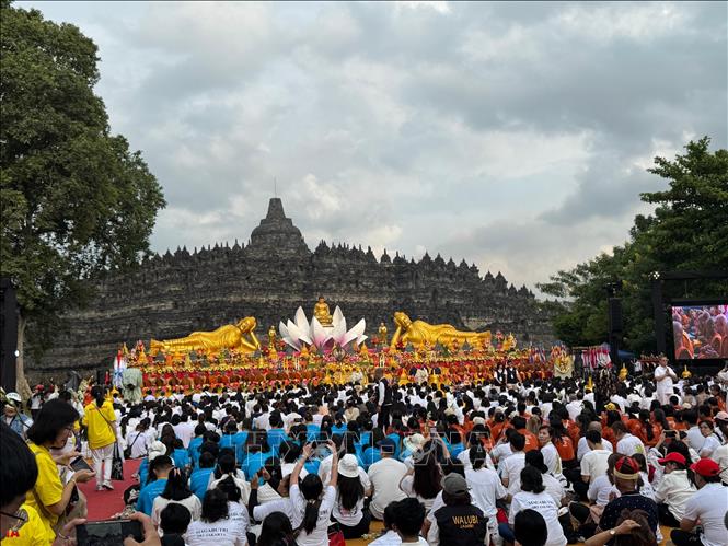 Lễ cầu nguyện tại đền Borobudur. Ảnh: Văn Phong - PV TTXVN tại Indonesia