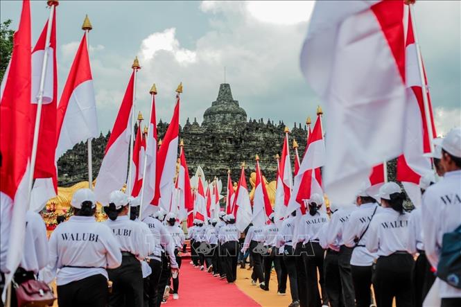 Lễ rước cờ tại đền Borobudur chào đón Lễ hội Vesak 2025. Ảnh: Văn Phong - PV TTXVN tại Indonesia