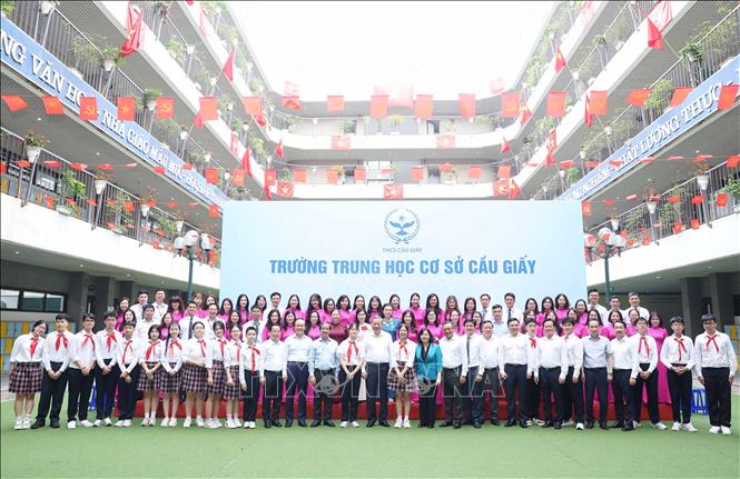 Tổng Bí thư Tô Lâm và đại biểu với cán bộ, giáo viên, học sinh Trường THCS Cầu Giấy, quận Cầu Giấy. Ảnh: Thống Nhất - TTXVN