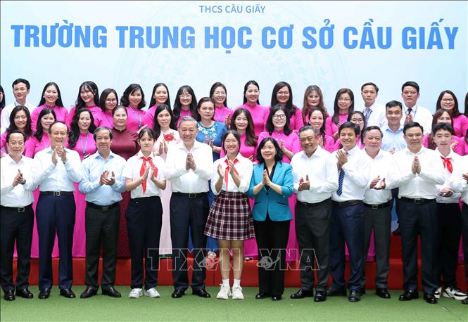 Tổng Bí thư Tô Lâm và đại biểu với cán bộ, giáo viên, học sinh Trường THCS Cầu Giấy, quận Cầu Giấy. Ảnh: Thống Nhất - TTXVN