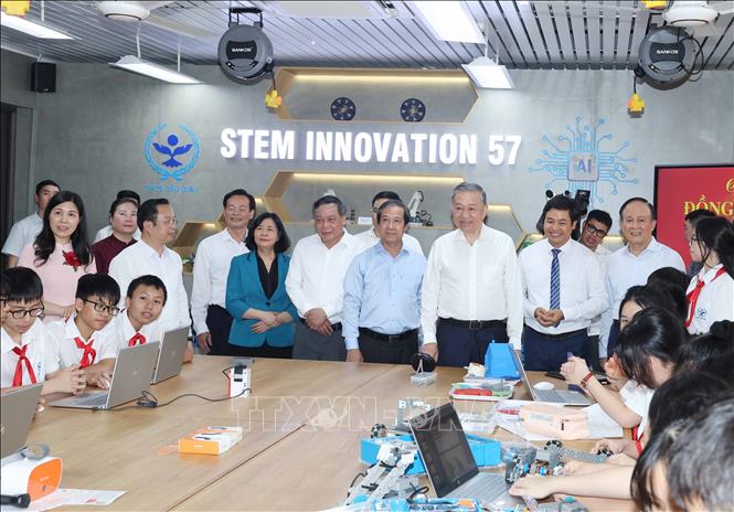 Tổng Bí thư Tô Lâm thăm Phòng thực hành giáo dục STEM của Trường THCS Cầu Giấy, quận Cầu Giấy. Ảnh: Thống Nhất – TTXVN