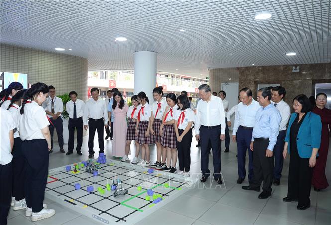 Tổng Bí thư Tô Lâm thăm Phòng thực hành giáo dục STEM của Trường THCS Cầu Giấy, quận Cầu Giấy. Ảnh: Thống Nhất – TTXVN